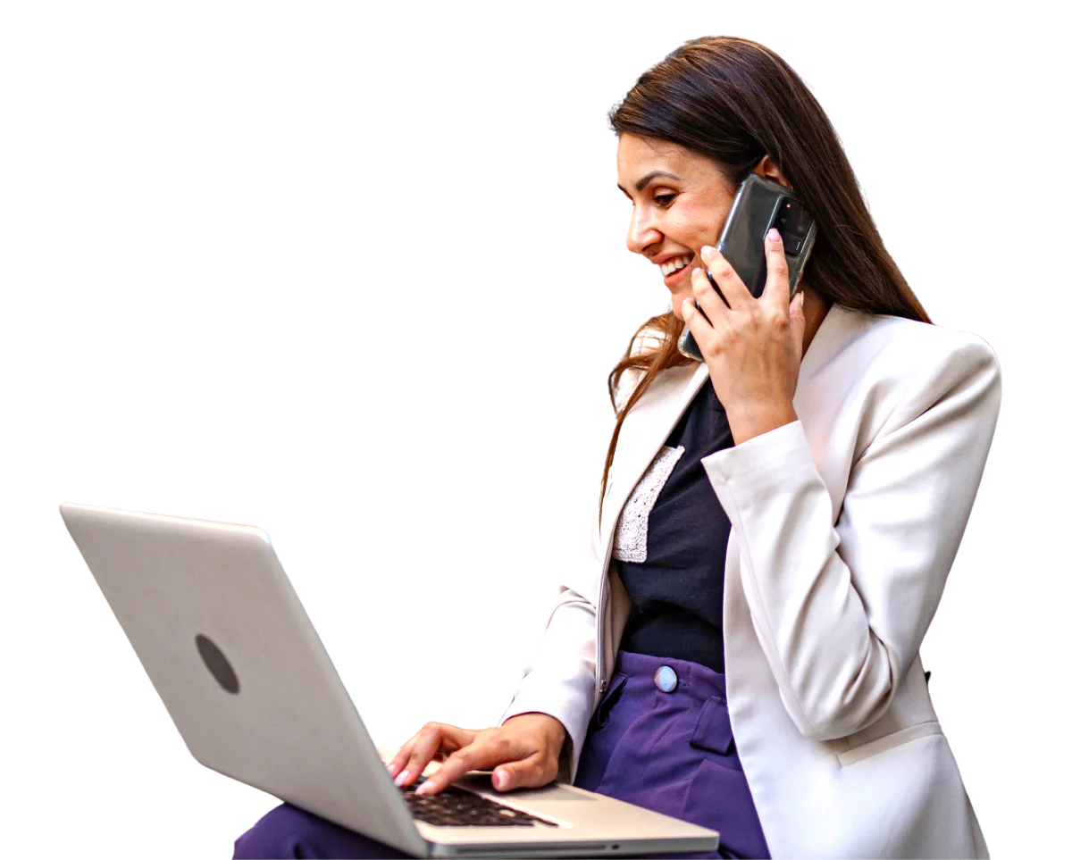 Profissional sorrindo ao telefone enquanto trabalha no notebook